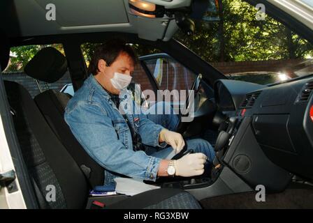 DEU, Germany, NRW: Forensic police officer looks for objects which might have been in contact with a suspect Stock Photo