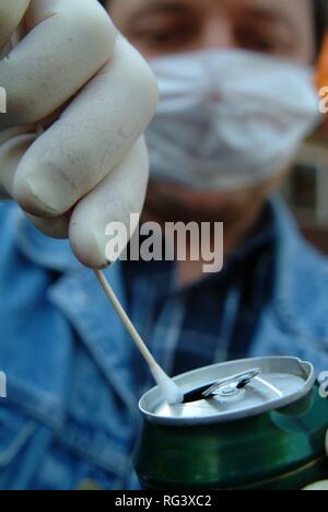 DEU, Germany, NRW: Forensic police officer looks for objects which might have been in contact with a suspect Stock Photo