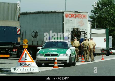 DEU, Germany, NRW: Controll of trucks at the highway A4 near Cologne. The police officers check the security of the cargo, the Stock Photo