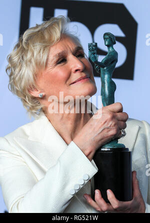 Los Angeles, USA. 27th Jan, 2019. Actress Glenn Close of movie 'The Wife' poses with the trophy in the press room with award for Outstanding Performance by a Female Actor in a Leading Role during the 25th Annual Screen Actors Guild Awards in Los Angeles, the United States, on Jan. 27, 2019. Credit: Li Ying/Xinhua/Alamy Live News Stock Photo