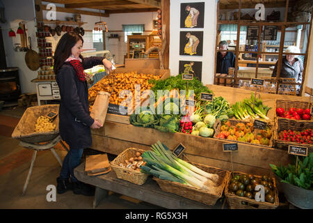 Customer buys potatoes in farm shop, asparagus yard Schulte-Scherlebeck, Kundin kauft Kartoffeln im Hofladen, Spargelhof Schulte-Scherlebeck Stock Photo