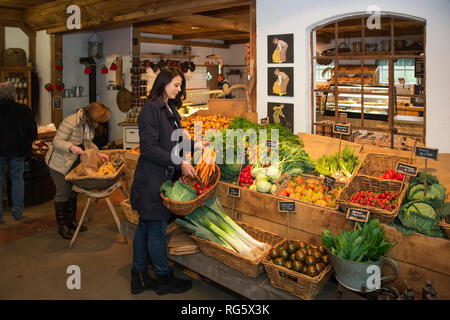 Customer buys carrots in farm shop, asparagus yard Schulte-Scherlebeck, Kundin kauft Mšhren im Hofladen, Spargelhof Schulte-Scherlebeck Stock Photo