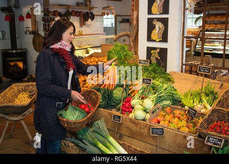 Customer buys carrots in farm shop, asparagus yard Schulte-Scherlebeck, Kundin kauft Mšhren im Hofladen, Spargelhof Schulte-Scherlebeck Stock Photo