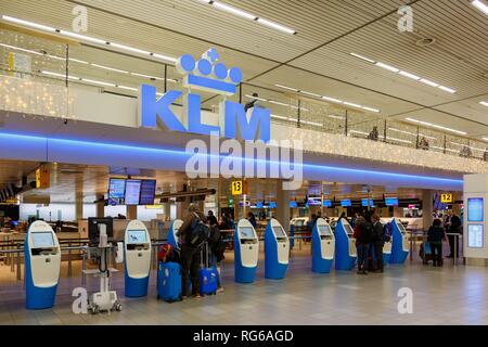 Amsterdam, Netherlands - November 22, 2017: Terminal at Amsterdam Schiphol Airport (AMS) in the Netherlands. | usage worldwide Stock Photo