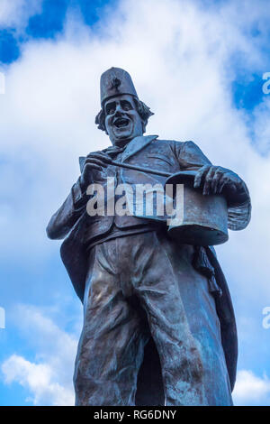 TOMMY COOPER (1921-1984) Welsh comedian and magician Stock Photo