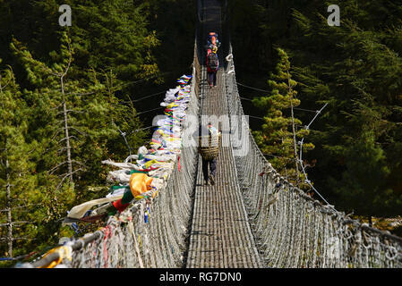 Suspension bridge over the Dudh Kosi, Everest Base Camp trek, Khumbu, Nepal Stock Photo