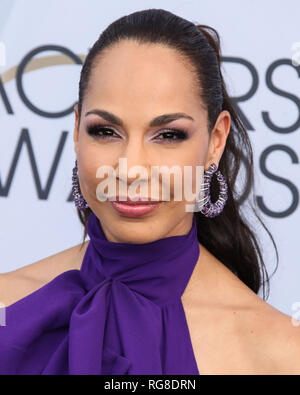 Los Angeles, United States. 27th Jan, 2019. LOS ANGELES, CA, USA - JANUARY 27: Actress Amanda Brugel wearing a Redemption gown and Stuart Weitzman shoes arrives at the 25th Annual Screen Actors Guild Awards held at The Shrine Auditorium on January 27, 2019 in Los Angeles, California, United States. (Photo by Xavier Collin/Image Press Agency) Credit: Image Press Agency/Alamy Live News Stock Photo