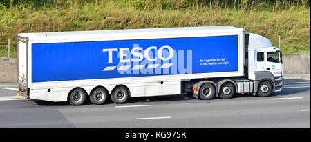 Side view of a Tesco supermarket hgv food supply chain juggernaut lorry truck & articulated trailer advertising business brand name logo UK motorway Stock Photo