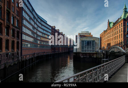 The Neuerwegsbrücke connects two sections of Speicerstadt over the St Annenfleet, Hamburg, Germany Stock Photo