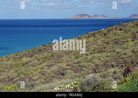Riscos de Famara, mit Blick nach La Graciosa, Lanzarote, Kanarische Inseln, Spanien Stock Photo