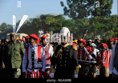 ZAMBIA Barotseland , Zambezi floodplain , Kuomboka ceremony in Limulunga, the Lozi king Lubosi Imwiko II. also called Litunga, change his lower land residence after raining time with the royal bark Nalikwanda to his upper land palace in Limulunga, arrival of His Majesty Mulena Yomuhulu Mbumu wa Lubosi Imwiko II, King of Barotseland with zambian vice president George Kunda / SAMBIA Barotseland , Flutebene des Zambezi Fluss , Kuomboka Fest in Limulunga, der Lozi Koenig, Litunga , Ankunft der koeniglichen Barke Nalikwanda in seiner Residenz in Limulunga Stock Photo