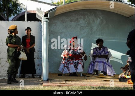 ZAMBIA Barotseland , Zambezi floodplain , Kuomboka ceremony in Limulunga, the Lozi king Lubosi Imwiko II. also called Litunga, change his lower land residence after raining time with the royal bark Nalikwanda to his upper land palace in Limulunga,  sitting left wife of the King, Queen Moyo Imwambo  / SAMBIA Barotseland , Flutebene des Zambezi Fluss , Kuomboka Fest in Limulunga, der Lozi Koenig, Litunga in seiner Residenz in Limulunga, Queen Moyo Imwambo Stock Photo