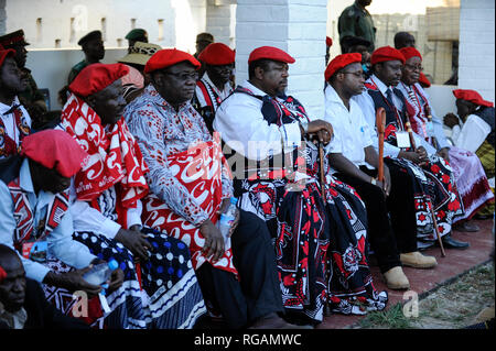 ZAMBIA Barotseland , Zambezi floodplain , Kuomboka ceremony in Limulunga, the Lozi king Lubosi Imwiko II. also called Litunga, change his lower land residence after raining time with the royal bark Nalikwanda to his upper land palace in Limulunga,  guest, entourage and underling  / SAMBIA Barotseland , Flutebene des Zambezi Fluss , Kuomboka Fest in Limulunga, der Lozi Koenig, Litunga, in seiner Residenz in Limulunga, Gaeste und Untertanen Stock Photo