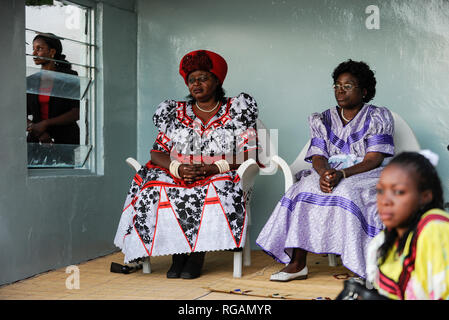 ZAMBIA Barotseland , Zambezi floodplain , Kuomboka ceremony in Limulunga, the Lozi king Lubosi Imwiko II. also called Litunga, change his lower land residence after raining time with the royal bark Nalikwanda to his upper land palace in Limulunga,  sitting left wife of the King, Queen Moyo Imwambo  / SAMBIA Barotseland , Flutebene des Zambezi Fluss , Kuomboka Fest in Limulunga, der Lozi Koenig, Litunga in seiner Residenz in Limulunga, Queen Moyo Imwambo Stock Photo