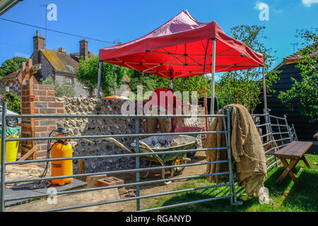 Jevington, Sussex, UK - August 1, 2018: Craftsman building a traditioanl flint wall in the South Downs National Park. Stock Photo