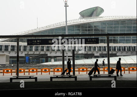 03.05.2013, Seoul, South Korea, Asia - Travelers at Incheon International Airport with the train terminal in the backdrop. Stock Photo