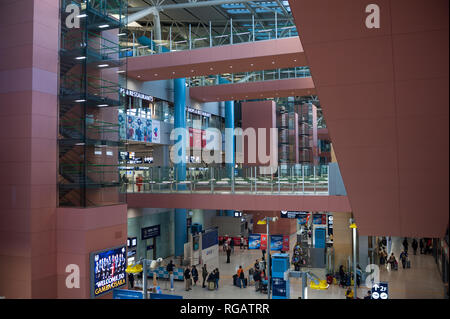 23.12.2017, Osaka, Japan, Asia - View of the interior of Kansai International Airport with departure and arrival level. Stock Photo