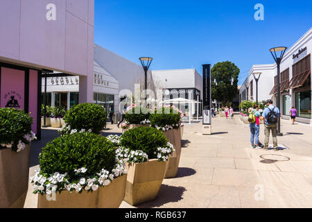 August 2, 2018 Palo Alto / CA / USA - Walking through the Open Air Stanford  Shopping Center, San Francisco Bay Area Editorial Photo - Image of  cityscape, fashion: 135820046