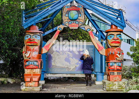Trans Canada Trail Pavilion, Greeting Figures, carved by Squamish Nation artist, Darren Yelton,  North Vancouver, British Columbia, Canada Stock Photo