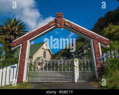 Carved gateway to St Mary’s Church a memorial to Māori soldiers who died in WW1, Tikitiki , East Cape, New Zealand Stock Photo