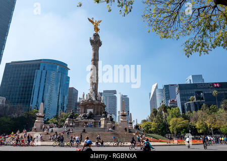 The weekly Sunday bike ride on Paseo de la Reforma in Mexico City Stock ...