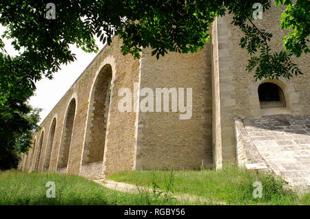 AJAXNETPHOTO. LOUVECIENNES, FRANCE-MACHINE DE MARLY - THE AQUADUCT OF LOUVECIENNES SITUATED TO THE WEST OF PARIS. BUILT IN 1681-85 BY JULES HARDOUIN-MANSARD AND ROBERT DE COTTE. CEASED TO BE USED IN 1866 WHEN IT WAS REPLACED BY PIPES.  PHOTO:JONATHAN EASTLAND/AJAX REF;D121506 2703 Stock Photo