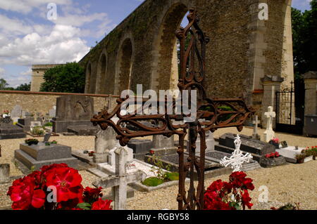 AJAXNETPHOTO. LOUVECIENNES, FRANCE. -MACHINE DE MARLY - CEMETERY BELOW THE AQUADUCT OF LOUVECIENNES SITUATED TO THE WEST OF PARIS. AQUADUCT BUILT IN 1681-85 BY JULES HARDOUIN-MANSARD AND ROBERT DE COTTE. CEASED TO BE USED IN 1866 WHEN IT WAS REPLACED BY PIPES.  PHOTO:JONATHAN EASTLAND/AJAX REF;D121506 2715 Stock Photo