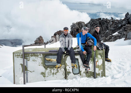 Russia, Upper Baksan Valley, Caucasus, Mountaineers ascending Mount Elbrus, taking a break Stock Photo