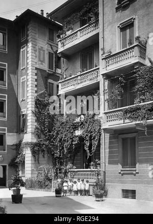Italy, Milan, courtyard of public housing, 1910-20 Stock Photo