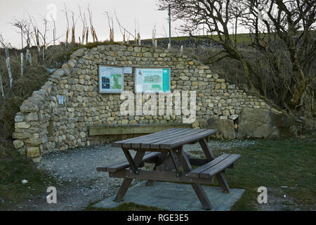 COLD STONES CUT, GREENHOW, HARROGATE, N YORKS, UK. 28th Jan 2019. Deserted on a bitterly cold late afternoon, the pic nic table waits for visitors Stock Photo