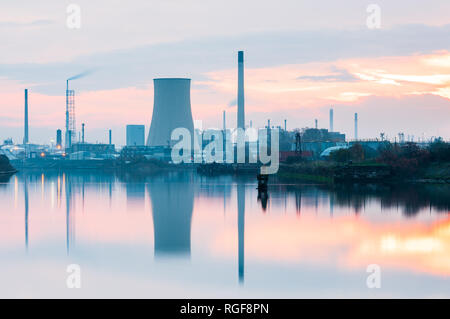 Early morning view of Stanley Oil Refinery (Essar Energy) by the Manchester Ship Canal taken from Ellesmere Port Stock Photo