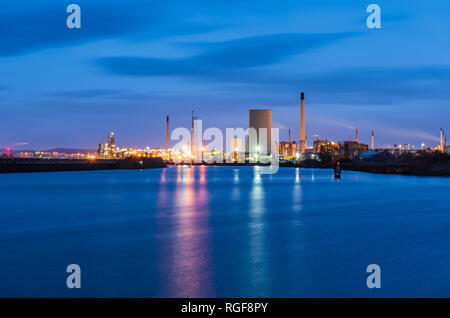 Night time view of Stanley Oil Refinery (Essar Energy) by the Manchester Ship Canal taken from Ellesmere Port Stock Photo