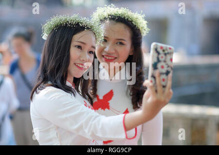 Young asian teenage girls taking selfie pictures with a smartphone Stock Photo