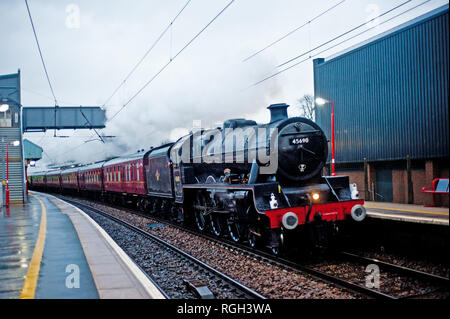 Jubilee Class No 45690 Leander storms through Penrith Railway Station, Cumbroa, England Stock Photo