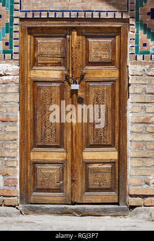 meditation chamber for Sufis - artistically carved wooden door from Orient, Samarkand, Uzbekistan Stock Photo