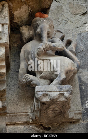 Carved idol of Lord Ganesha on the outer wall of Trishunda Ganapati Temple, Pune, Maharashtra, India Stock Photo