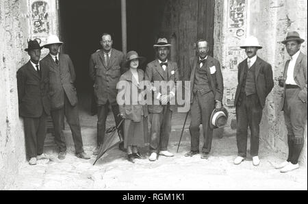 Howard Carter who discovered Tutankhamun's Tomb in the Valley of the Kings, Luxor, Egypt. November 1922. Lord Carnarvon and his party, ( L-R ) Mr Luce, Hon R Bethall, Mr Callender, Lady Evelyn Herbert, Howard Carter, Lord Carnarvon, Mr Alfred Lucas, Mr Burton. Scanned from image material in the archives of Press Portrait Service (formerly Press Portrait Bureau) Stock Photo
