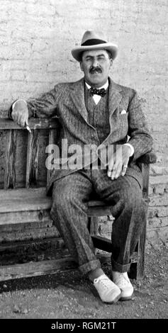 Howard Carter who discovered Tutankhamun's Tomb in the Valley of the Kings Luxor as items from the tomb were removed. Scanned from image material in the archives of Press Portrait Service - (formerly Press Portrait Bureau). Stock Photo