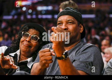 Los Angeles, California, USA. 2nd Dec, 2018. Actor Denzel Washington and his wife Pauletta attend a basketball game between the Los Angeles Lakers and the Phoenix Suns at Staples Center on December 02, 2018 in Los Angeles. Credit: Ringo Chiu/ZUMA Wire/Alamy Live News Stock Photo