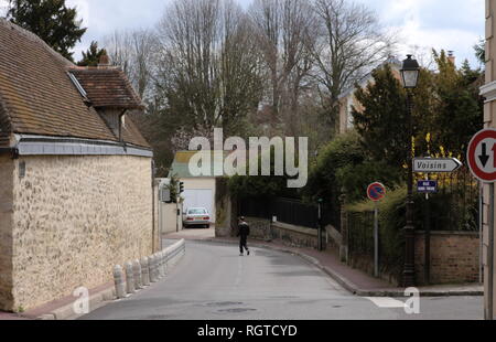 AJAXNETPHOTO. LOUVECIENNES, FRANCE. - VILLAGE ROADS - ENTERING LOUVECIENNES, LOCATIONS OF PAINTINGS BY 19TH CENTURY IMPRESSIONIST ARTISTS SUCH AS ALFRED SISLEY AND CAMILLE PISSARRO WHEN TODAY'S SUBURBS WERE COUNTRY VILLAGES. PHOTO:JONATHAN EASTLAND REF:R60904 284 Stock Photo