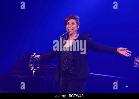 PARIS,FRANCE,ROBIN MCKELLE SINGS AT THE THEATRE TRIANON PARIS FRANCE Stock Photo