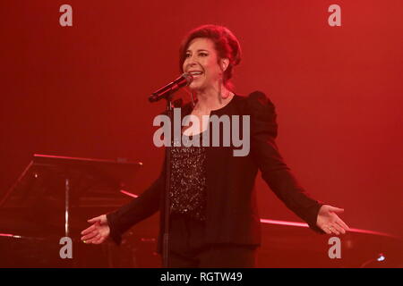 PARIS,FRANCE,ROBIN MCKELLE SINGS AT THE THEATRE TRIANON PARIS FRANCE Stock Photo