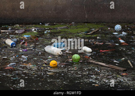 Water pollution in Cardiff Bay, Wales, UK. Stock Photo