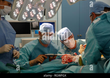 surgeons in total hip replacement surgery Stock Photo