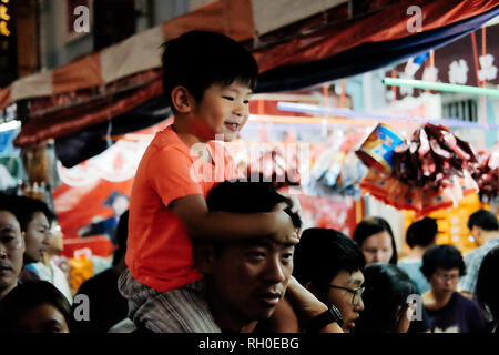 Singapore, Singapore, Singapore. 25th Jan, 2019. A father seen piggy backing his son during the bazaar.As Chinese New Year closes in, local Chinese Singaporeans visit the bazaar at Temple St, Chinatown to buy decorations, food or to just have a good time. Credit: Irham Abdul Halim/SOPA Images/ZUMA Wire/Alamy Live News Stock Photo