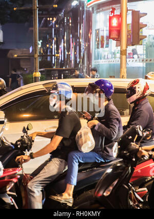 Bangkok, Thailand. 31st Jan, 2019. People wearing masks are seen on a street in Bangkok, Thailand, Jan. 31, 2019. More than 400 schools in Bangkok were temporarily closed in the face of the city's aggravated air pollution. Credit: Zhang Keren/Xinhua/Alamy Live News Stock Photo