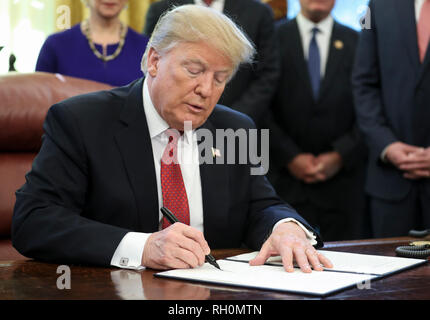 United States President Donald J. Trump signs an Executive Order to strengthen the Trump Administration's 'Buy American' policy by encouraging recipients of Federal financial assistance for infrastructure to 'Buy American' in the Oval Office of the White House on January 31, 2019 in Washington, DC.  Credit: Oliver Contreras / Pool via CNP | usage worldwide