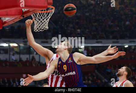 Athens, Greece. 31st Jan, 2019. Jaka Blazic (R) of Barcelona Lassa competes with Olympiacos Piraeus' defense players during the regular season match at EuroLeague basketball tournament in Athens, Greece, Jan. 31, 2019. Credit: Marios Lolos/Xinhua/Alamy Live News Stock Photo