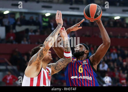 Athens, Greece. 31st Jan, 2019. Chris Singleton (R) of Barcelona Lassa vies with Georgios Printezis of Olympiacos Piraeus during the regular season match at EuroLeague basketball tournament in Athens, Greece, Jan. 31, 2019. Credit: Marios Lolos/Xinhua/Alamy Live News Stock Photo