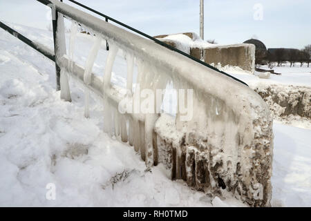 Chicago, USA. 31st Jan, 2019. Staircases of sidewalk are frozen near Lake Michigan in Chicago, the United States, Jan. 31, 2019. Chicago, the biggest city in the U.S. Midwest, was struck by the polar vortex with the minimum temperature reaching minus 30 degrees Celsius in the city. Credit: Wang Ping/Xinhua/Alamy Live News Stock Photo
